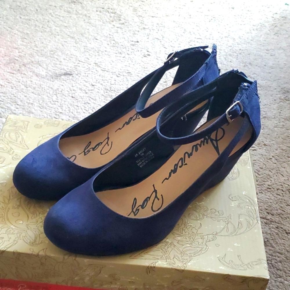 American Rag navy blue faux suede small wedge shoe. Size 8